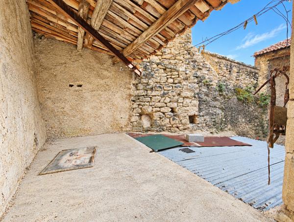 Cucuron, maison avec cour et dépendances avec terrasse