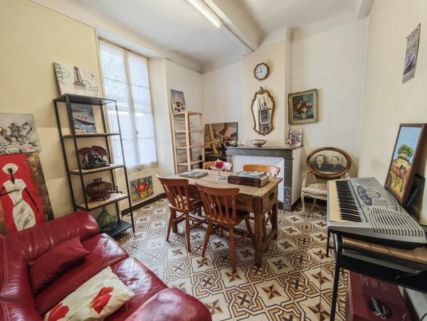 Cucuron, maison avec cour et dépendances avec terrasse