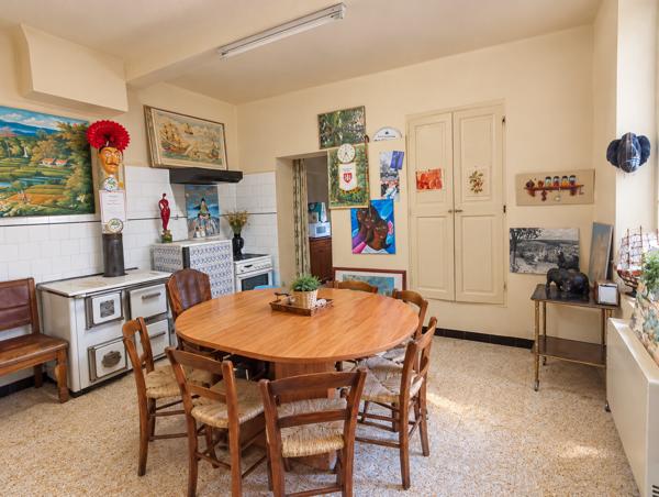 Cucuron, maison avec cour et dépendances avec terrasse