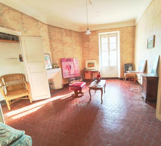 Cucuron, maison avec cour et dépendances avec terrasse