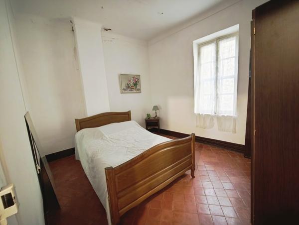Cucuron, maison avec cour et dépendances avec terrasse