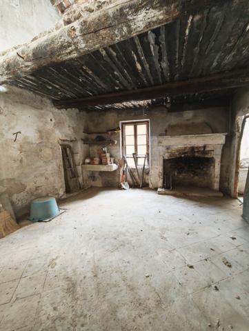 Cucuron, maison avec cour et dépendances avec terrasse