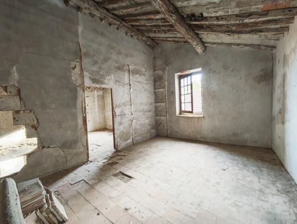 Cucuron, maison avec cour et dépendances avec terrasse