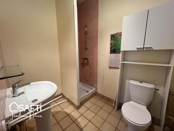 Maison de ville de 46m2 avec une chambre et un bureau.