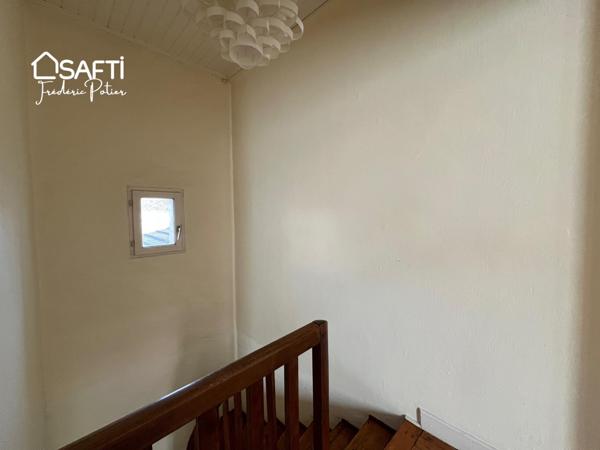 Maison de ville de 46m2 avec une chambre et un bureau.