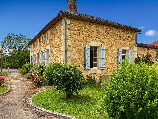Maison en pierre de village ..