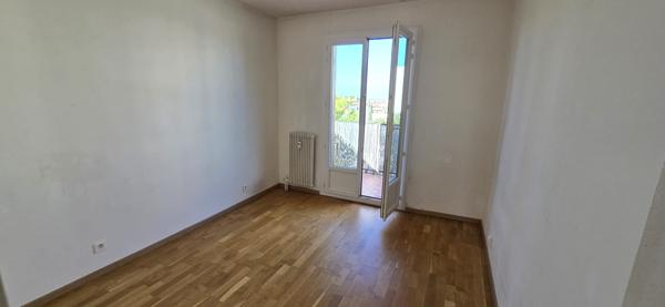 T4 2 chambres, Le renoir, 10mn du centre, parking.