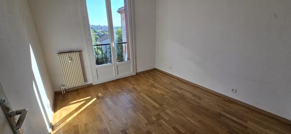 T4 2 chambres, Le renoir, 10mn du centre, parking.