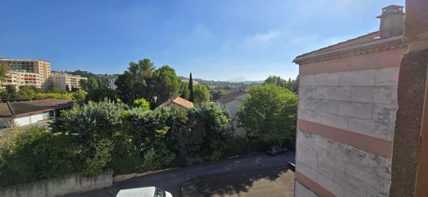 T4 2 chambres, Le renoir, 10mn du centre, parking.