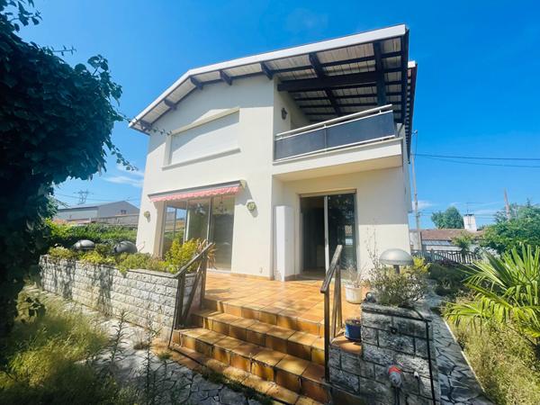 33700 Mérignac  A vendre appartement T3 à rénover avec terrasse et jardin