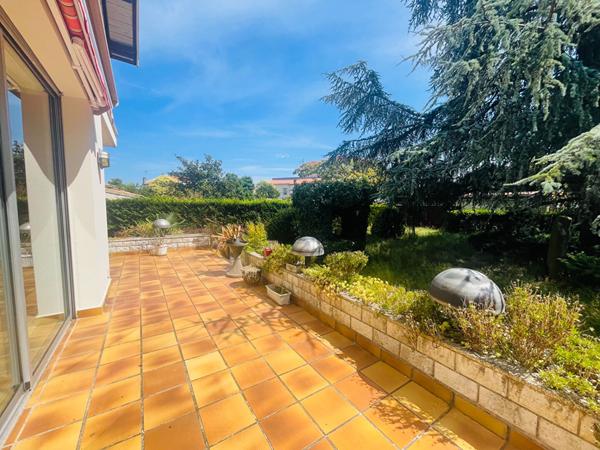 33700 Mérignac  A vendre appartement T3 à rénover avec terrasse et jardin