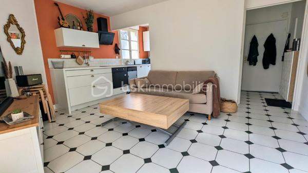 Situé au pied du centre-ville historique et de ses commerces, découvrez ce superbe appartement de 2 pièces, rénové avec soin. 

Alliant cachet et modernité, ce bien de 35 m² constitue une opportunité rare sur le secteur. Un intérieur lumineux et optimisé. Situé au rez-de-chaussée d'une petite résidence, l'appartement bénéficie d'une exposition plein sud, garantissant une belle luminosité naturelle.

Espace de vie : Une entrée desservant un séjour chaleureux avec un sol en damier élégant.

Cuisine : Grande cuisine ouverte, entièrement aménagée avec des matériaux de qualité, offrant un plan de travail généreux.

Espace Nuit : Une chambre confortable  équipée d'un véritable dressing. Cet aménagement sur mesure permet d'optimiser le rangement et d'éviter de surcharger la pièce avec des meubles supplémentaires, préservant ainsi tout son volume.

Salle d'eau : Une salle d'eau moderne avec WC, carrelage effet marbre et douche à l'italienne.

Équipement : Ballon d'eau chaude plat (neuf), idéal pour le gain de place.

Stationnement : Une place de parking privative est incluse dans la vente.

Cadre de vie et commodités à proximité : A proximité immédiate du cœur historique de Brie Comte Robert, une belle ville médiévale.

Santé : Accès rapide aux cabinets médicaux, pharmacies du centre et au centre hospitalier de la ville.

Alimentaire : Commerces de bouche (boulangeries, boucheries etc...) et marché de Brie à quelques minutes à pied. Supermarchés à moins de 3 minutes en voiture. 

Services Publics & Loisirs : Mairie, bureau de poste et médiathèque accessibles à pied. Profitez également du Château médiéval et de ses parcs pour vos sorties.

Vous souhaitez visiter ce cocon prêt à vivre ? Contactez-moi pour organiser une visite.