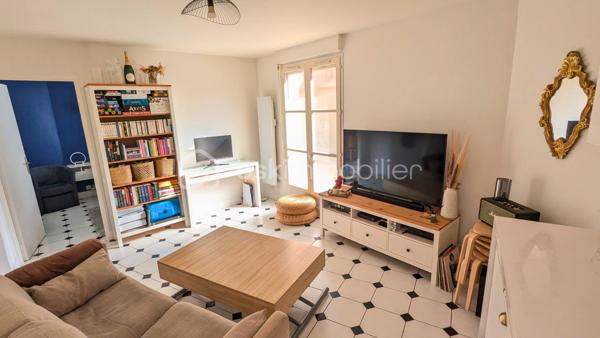 Situé au pied du centre-ville historique et de ses commerces, découvrez ce superbe appartement de 2 pièces, rénové avec soin. 

Alliant cachet et modernité, ce bien de 35 m² constitue une opportunité rare sur le secteur. Un intérieur lumineux et optimisé. Situé au rez-de-chaussée d'une petite résidence, l'appartement bénéficie d'une exposition plein sud, garantissant une belle luminosité naturelle.

Espace de vie : Une entrée desservant un séjour chaleureux avec un sol en damier élégant.

Cuisine : Grande cuisine ouverte, entièrement aménagée avec des matériaux de qualité, offrant un plan de travail généreux.

Espace Nuit : Une chambre confortable  équipée d'un véritable dressing. Cet aménagement sur mesure permet d'optimiser le rangement et d'éviter de surcharger la pièce avec des meubles supplémentaires, préservant ainsi tout son volume.

Salle d'eau : Une salle d'eau moderne avec WC, carrelage effet marbre et douche à l'italienne.

Équipement : Ballon d'eau chaude plat (neuf), idéal pour le gain de place.

Stationnement : Une place de parking privative est incluse dans la vente.

Cadre de vie et commodités à proximité : A proximité immédiate du cœur historique de Brie Comte Robert, une belle ville médiévale.

Santé : Accès rapide aux cabinets médicaux, pharmacies du centre et au centre hospitalier de la ville.

Alimentaire : Commerces de bouche (boulangeries, boucheries etc...) et marché de Brie à quelques minutes à pied. Supermarchés à moins de 3 minutes en voiture. 

Services Publics & Loisirs : Mairie, bureau de poste et médiathèque accessibles à pied. Profitez également du Château médiéval et de ses parcs pour vos sorties.

Vous souhaitez visiter ce cocon prêt à vivre ? Contactez-moi pour organiser une visite.