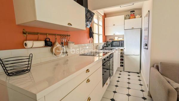 Situé au pied du centre-ville historique et de ses commerces, découvrez ce superbe appartement de 2 pièces, rénové avec soin. 

Alliant cachet et modernité, ce bien de 35 m² constitue une opportunité rare sur le secteur. Un intérieur lumineux et optimisé. Situé au rez-de-chaussée d'une petite résidence, l'appartement bénéficie d'une exposition plein sud, garantissant une belle luminosité naturelle.

Espace de vie : Une entrée desservant un séjour chaleureux avec un sol en damier élégant.

Cuisine : Grande cuisine ouverte, entièrement aménagée avec des matériaux de qualité, offrant un plan de travail généreux.

Espace Nuit : Une chambre confortable  équipée d'un véritable dressing. Cet aménagement sur mesure permet d'optimiser le rangement et d'éviter de surcharger la pièce avec des meubles supplémentaires, préservant ainsi tout son volume.

Salle d'eau : Une salle d'eau moderne avec WC, carrelage effet marbre et douche à l'italienne.

Équipement : Ballon d'eau chaude plat (neuf), idéal pour le gain de place.

Stationnement : Une place de parking privative est incluse dans la vente.

Cadre de vie et commodités à proximité : A proximité immédiate du cœur historique de Brie Comte Robert, une belle ville médiévale.

Santé : Accès rapide aux cabinets médicaux, pharmacies du centre et au centre hospitalier de la ville.

Alimentaire : Commerces de bouche (boulangeries, boucheries etc...) et marché de Brie à quelques minutes à pied. Supermarchés à moins de 3 minutes en voiture. 

Services Publics & Loisirs : Mairie, bureau de poste et médiathèque accessibles à pied. Profitez également du Château médiéval et de ses parcs pour vos sorties.

Vous souhaitez visiter ce cocon prêt à vivre ? Contactez-moi pour organiser une visite.