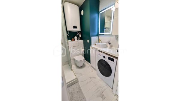 Situé au pied du centre-ville historique et de ses commerces, découvrez ce superbe appartement de 2 pièces, rénové avec soin. 

Alliant cachet et modernité, ce bien de 35 m² constitue une opportunité rare sur le secteur. Un intérieur lumineux et optimisé. Situé au rez-de-chaussée d'une petite résidence, l'appartement bénéficie d'une exposition plein sud, garantissant une belle luminosité naturelle.

Espace de vie : Une entrée desservant un séjour chaleureux avec un sol en damier élégant.

Cuisine : Grande cuisine ouverte, entièrement aménagée avec des matériaux de qualité, offrant un plan de travail généreux.

Espace Nuit : Une chambre confortable  équipée d'un véritable dressing. Cet aménagement sur mesure permet d'optimiser le rangement et d'éviter de surcharger la pièce avec des meubles supplémentaires, préservant ainsi tout son volume.

Salle d'eau : Une salle d'eau moderne avec WC, carrelage effet marbre et douche à l'italienne.

Équipement : Ballon d'eau chaude plat (neuf), idéal pour le gain de place.

Stationnement : Une place de parking privative est incluse dans la vente.

Cadre de vie et commodités à proximité : A proximité immédiate du cœur historique de Brie Comte Robert, une belle ville médiévale.

Santé : Accès rapide aux cabinets médicaux, pharmacies du centre et au centre hospitalier de la ville.

Alimentaire : Commerces de bouche (boulangeries, boucheries etc...) et marché de Brie à quelques minutes à pied. Supermarchés à moins de 3 minutes en voiture. 

Services Publics & Loisirs : Mairie, bureau de poste et médiathèque accessibles à pied. Profitez également du Château médiéval et de ses parcs pour vos sorties.

Vous souhaitez visiter ce cocon prêt à vivre ? Contactez-moi pour organiser une visite.