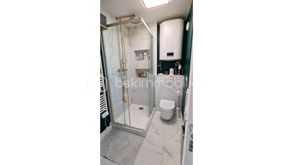 Situé au pied du centre-ville historique et de ses commerces, découvrez ce superbe appartement de 2 pièces, rénové avec soin. 

Alliant cachet et modernité, ce bien de 35 m² constitue une opportunité rare sur le secteur. Un intérieur lumineux et optimisé. Situé au rez-de-chaussée d'une petite résidence, l'appartement bénéficie d'une exposition plein sud, garantissant une belle luminosité naturelle.

Espace de vie : Une entrée desservant un séjour chaleureux avec un sol en damier élégant.

Cuisine : Grande cuisine ouverte, entièrement aménagée avec des matériaux de qualité, offrant un plan de travail généreux.

Espace Nuit : Une chambre confortable  équipée d'un véritable dressing. Cet aménagement sur mesure permet d'optimiser le rangement et d'éviter de surcharger la pièce avec des meubles supplémentaires, préservant ainsi tout son volume.

Salle d'eau : Une salle d'eau moderne avec WC, carrelage effet marbre et douche à l'italienne.

Équipement : Ballon d'eau chaude plat (neuf), idéal pour le gain de place.

Stationnement : Une place de parking privative est incluse dans la vente.

Cadre de vie et commodités à proximité : A proximité immédiate du cœur historique de Brie Comte Robert, une belle ville médiévale.

Santé : Accès rapide aux cabinets médicaux, pharmacies du centre et au centre hospitalier de la ville.

Alimentaire : Commerces de bouche (boulangeries, boucheries etc...) et marché de Brie à quelques minutes à pied. Supermarchés à moins de 3 minutes en voiture. 

Services Publics & Loisirs : Mairie, bureau de poste et médiathèque accessibles à pied. Profitez également du Château médiéval et de ses parcs pour vos sorties.

Vous souhaitez visiter ce cocon prêt à vivre ? Contactez-moi pour organiser une visite.