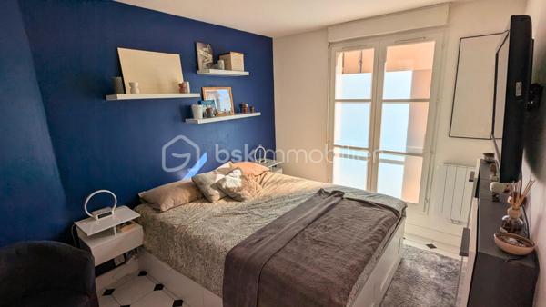 Situé au pied du centre-ville historique et de ses commerces, découvrez ce superbe appartement de 2 pièces, rénové avec soin. 

Alliant cachet et modernité, ce bien de 35 m² constitue une opportunité rare sur le secteur. Un intérieur lumineux et optimisé. Situé au rez-de-chaussée d'une petite résidence, l'appartement bénéficie d'une exposition plein sud, garantissant une belle luminosité naturelle.

Espace de vie : Une entrée desservant un séjour chaleureux avec un sol en damier élégant.

Cuisine : Grande cuisine ouverte, entièrement aménagée avec des matériaux de qualité, offrant un plan de travail généreux.

Espace Nuit : Une chambre confortable  équipée d'un véritable dressing. Cet aménagement sur mesure permet d'optimiser le rangement et d'éviter de surcharger la pièce avec des meubles supplémentaires, préservant ainsi tout son volume.

Salle d'eau : Une salle d'eau moderne avec WC, carrelage effet marbre et douche à l'italienne.

Équipement : Ballon d'eau chaude plat (neuf), idéal pour le gain de place.

Stationnement : Une place de parking privative est incluse dans la vente.

Cadre de vie et commodités à proximité : A proximité immédiate du cœur historique de Brie Comte Robert, une belle ville médiévale.

Santé : Accès rapide aux cabinets médicaux, pharmacies du centre et au centre hospitalier de la ville.

Alimentaire : Commerces de bouche (boulangeries, boucheries etc...) et marché de Brie à quelques minutes à pied. Supermarchés à moins de 3 minutes en voiture. 

Services Publics & Loisirs : Mairie, bureau de poste et médiathèque accessibles à pied. Profitez également du Château médiéval et de ses parcs pour vos sorties.

Vous souhaitez visiter ce cocon prêt à vivre ? Contactez-moi pour organiser une visite.