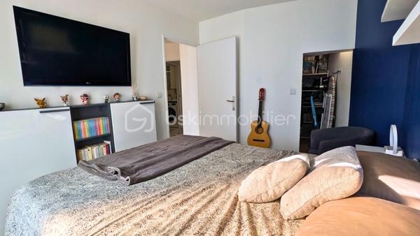 Situé au pied du centre-ville historique et de ses commerces, découvrez ce superbe appartement de 2 pièces, rénové avec soin. 

Alliant cachet et modernité, ce bien de 35 m² constitue une opportunité rare sur le secteur. Un intérieur lumineux et optimisé. Situé au rez-de-chaussée d'une petite résidence, l'appartement bénéficie d'une exposition plein sud, garantissant une belle luminosité naturelle.

Espace de vie : Une entrée desservant un séjour chaleureux avec un sol en damier élégant.

Cuisine : Grande cuisine ouverte, entièrement aménagée avec des matériaux de qualité, offrant un plan de travail généreux.

Espace Nuit : Une chambre confortable  équipée d'un véritable dressing. Cet aménagement sur mesure permet d'optimiser le rangement et d'éviter de surcharger la pièce avec des meubles supplémentaires, préservant ainsi tout son volume.

Salle d'eau : Une salle d'eau moderne avec WC, carrelage effet marbre et douche à l'italienne.

Équipement : Ballon d'eau chaude plat (neuf), idéal pour le gain de place.

Stationnement : Une place de parking privative est incluse dans la vente.

Cadre de vie et commodités à proximité : A proximité immédiate du cœur historique de Brie Comte Robert, une belle ville médiévale.

Santé : Accès rapide aux cabinets médicaux, pharmacies du centre et au centre hospitalier de la ville.

Alimentaire : Commerces de bouche (boulangeries, boucheries etc...) et marché de Brie à quelques minutes à pied. Supermarchés à moins de 3 minutes en voiture. 

Services Publics & Loisirs : Mairie, bureau de poste et médiathèque accessibles à pied. Profitez également du Château médiéval et de ses parcs pour vos sorties.

Vous souhaitez visiter ce cocon prêt à vivre ? Contactez-moi pour organiser une visite.