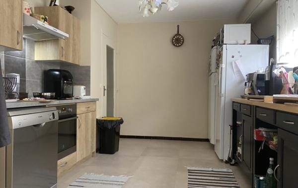 Vente Immeuble appart T4 + 4 gges + ancienne poste Le pont-de-beauvoisin   