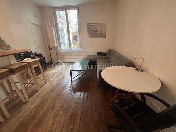 Palier d’enchère : 3 000 € | Vente prévue le 24 octobre

Une adresse recherchée, un appartement plein de charme et une vente interactive qui offre une nouvelle façon de se positionner sur ce bien.
Au cœur de la rue de Charonne, découvrez ce séduisant 3 pièces de 54 m² en rez-de-chaussée, qui ne laisse pas indifférent.

Son beau séjour, agrémenté d’un parquet ancien et d’une très belle hauteur sous plafond, offre immédiatement cette atmosphère élégante et authentique que l’on recherche dans un appartement parisien.
La petite cuisine ouverte, discrète et fonctionnelle, s’intègre naturellement à l’espace de vie.
L’appartement propose deux belles chambres, dont l’une bénéficie d’un accès direct à un joli patio entièrement intimiste. Un véritable petit écrin à l’abri des regards, qui apporte au bien une touche rare et particulièrement agréable.
Une salle de bains ainsi qu’un dégagement desservant les différents espaces complètent l’ensemble. Ce dernier offre par ailleurs un beau potentiel d’optimisation avec la création de rangements sur mesure.

 UNE VENTE INTERACTIVE POUR UN PROCESSUS DYNAMIQUE

Le bien est proposé en vente interactive, avec une mise à prix de 440 000 € et un palier d’enchère de 3 000 €.
Un mode de vente transparent, dynamique et encadré, qui permet aux acquéreurs intéressés de se positionner directement et de faire évoluer leur offre au cours du processus.
Une manière différente d’acquérir un appartement de caractère, avec une mise à prix clairement affichée dès le départ.

L’ESPRIT DU BIEN

Parquet ancien • Belle hauteur sous plafond • Beaux volumes • 2 chambres • Patio intimiste • Chambre donnant sur le patio • Potentiel de rangements • Rue de Charonne
Un appartement qui possède une véritable personnalité, mêlant le charme de l’ancien à une configuration intime et singulière.

Un petit bijou de caractère au cœur du 11e, à découvrir avant le 24 octobre.