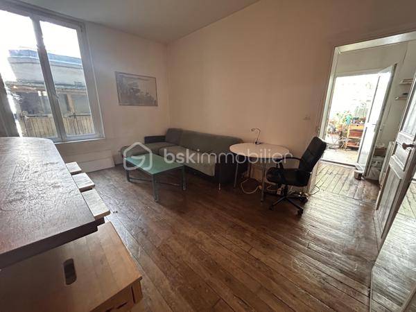 Palier d’enchère : 3 000 € | Vente prévue le 24 octobre

Une adresse recherchée, un appartement plein de charme et une vente interactive qui offre une nouvelle façon de se positionner sur ce bien.
Au cœur de la rue de Charonne, découvrez ce séduisant 3 pièces de 54 m² en rez-de-chaussée, qui ne laisse pas indifférent.

Son beau séjour, agrémenté d’un parquet ancien et d’une très belle hauteur sous plafond, offre immédiatement cette atmosphère élégante et authentique que l’on recherche dans un appartement parisien.
La petite cuisine ouverte, discrète et fonctionnelle, s’intègre naturellement à l’espace de vie.
L’appartement propose deux belles chambres, dont l’une bénéficie d’un accès direct à un joli patio entièrement intimiste. Un véritable petit écrin à l’abri des regards, qui apporte au bien une touche rare et particulièrement agréable.
Une salle de bains ainsi qu’un dégagement desservant les différents espaces complètent l’ensemble. Ce dernier offre par ailleurs un beau potentiel d’optimisation avec la création de rangements sur mesure.

 UNE VENTE INTERACTIVE POUR UN PROCESSUS DYNAMIQUE

Le bien est proposé en vente interactive, avec une mise à prix de 440 000 € et un palier d’enchère de 3 000 €.
Un mode de vente transparent, dynamique et encadré, qui permet aux acquéreurs intéressés de se positionner directement et de faire évoluer leur offre au cours du processus.
Une manière différente d’acquérir un appartement de caractère, avec une mise à prix clairement affichée dès le départ.

L’ESPRIT DU BIEN

Parquet ancien • Belle hauteur sous plafond • Beaux volumes • 2 chambres • Patio intimiste • Chambre donnant sur le patio • Potentiel de rangements • Rue de Charonne
Un appartement qui possède une véritable personnalité, mêlant le charme de l’ancien à une configuration intime et singulière.

Un petit bijou de caractère au cœur du 11e, à découvrir avant le 24 octobre.