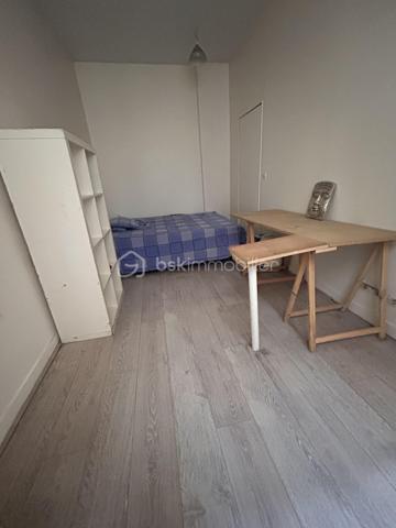 Palier d’enchère : 3 000 € | Vente prévue le 24 octobre

Une adresse recherchée, un appartement plein de charme et une vente interactive qui offre une nouvelle façon de se positionner sur ce bien.
Au cœur de la rue de Charonne, découvrez ce séduisant 3 pièces de 54 m² en rez-de-chaussée, qui ne laisse pas indifférent.

Son beau séjour, agrémenté d’un parquet ancien et d’une très belle hauteur sous plafond, offre immédiatement cette atmosphère élégante et authentique que l’on recherche dans un appartement parisien.
La petite cuisine ouverte, discrète et fonctionnelle, s’intègre naturellement à l’espace de vie.
L’appartement propose deux belles chambres, dont l’une bénéficie d’un accès direct à un joli patio entièrement intimiste. Un véritable petit écrin à l’abri des regards, qui apporte au bien une touche rare et particulièrement agréable.
Une salle de bains ainsi qu’un dégagement desservant les différents espaces complètent l’ensemble. Ce dernier offre par ailleurs un beau potentiel d’optimisation avec la création de rangements sur mesure.

 UNE VENTE INTERACTIVE POUR UN PROCESSUS DYNAMIQUE

Le bien est proposé en vente interactive, avec une mise à prix de 440 000 € et un palier d’enchère de 3 000 €.
Un mode de vente transparent, dynamique et encadré, qui permet aux acquéreurs intéressés de se positionner directement et de faire évoluer leur offre au cours du processus.
Une manière différente d’acquérir un appartement de caractère, avec une mise à prix clairement affichée dès le départ.

L’ESPRIT DU BIEN

Parquet ancien • Belle hauteur sous plafond • Beaux volumes • 2 chambres • Patio intimiste • Chambre donnant sur le patio • Potentiel de rangements • Rue de Charonne
Un appartement qui possède une véritable personnalité, mêlant le charme de l’ancien à une configuration intime et singulière.

Un petit bijou de caractère au cœur du 11e, à découvrir avant le 24 octobre.