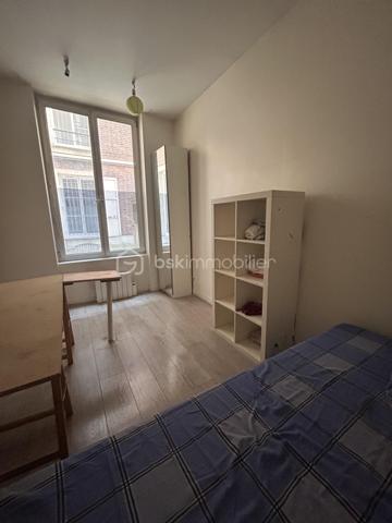 Palier d’enchère : 3 000 € | Vente prévue le 24 octobre

Une adresse recherchée, un appartement plein de charme et une vente interactive qui offre une nouvelle façon de se positionner sur ce bien.
Au cœur de la rue de Charonne, découvrez ce séduisant 3 pièces de 54 m² en rez-de-chaussée, qui ne laisse pas indifférent.

Son beau séjour, agrémenté d’un parquet ancien et d’une très belle hauteur sous plafond, offre immédiatement cette atmosphère élégante et authentique que l’on recherche dans un appartement parisien.
La petite cuisine ouverte, discrète et fonctionnelle, s’intègre naturellement à l’espace de vie.
L’appartement propose deux belles chambres, dont l’une bénéficie d’un accès direct à un joli patio entièrement intimiste. Un véritable petit écrin à l’abri des regards, qui apporte au bien une touche rare et particulièrement agréable.
Une salle de bains ainsi qu’un dégagement desservant les différents espaces complètent l’ensemble. Ce dernier offre par ailleurs un beau potentiel d’optimisation avec la création de rangements sur mesure.

 UNE VENTE INTERACTIVE POUR UN PROCESSUS DYNAMIQUE

Le bien est proposé en vente interactive, avec une mise à prix de 440 000 € et un palier d’enchère de 3 000 €.
Un mode de vente transparent, dynamique et encadré, qui permet aux acquéreurs intéressés de se positionner directement et de faire évoluer leur offre au cours du processus.
Une manière différente d’acquérir un appartement de caractère, avec une mise à prix clairement affichée dès le départ.

L’ESPRIT DU BIEN

Parquet ancien • Belle hauteur sous plafond • Beaux volumes • 2 chambres • Patio intimiste • Chambre donnant sur le patio • Potentiel de rangements • Rue de Charonne
Un appartement qui possède une véritable personnalité, mêlant le charme de l’ancien à une configuration intime et singulière.

Un petit bijou de caractère au cœur du 11e, à découvrir avant le 24 octobre.