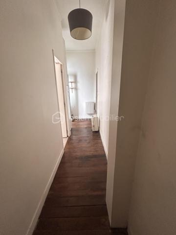 Palier d’enchère : 3 000 € | Vente prévue le 24 octobre

Une adresse recherchée, un appartement plein de charme et une vente interactive qui offre une nouvelle façon de se positionner sur ce bien.
Au cœur de la rue de Charonne, découvrez ce séduisant 3 pièces de 54 m² en rez-de-chaussée, qui ne laisse pas indifférent.

Son beau séjour, agrémenté d’un parquet ancien et d’une très belle hauteur sous plafond, offre immédiatement cette atmosphère élégante et authentique que l’on recherche dans un appartement parisien.
La petite cuisine ouverte, discrète et fonctionnelle, s’intègre naturellement à l’espace de vie.
L’appartement propose deux belles chambres, dont l’une bénéficie d’un accès direct à un joli patio entièrement intimiste. Un véritable petit écrin à l’abri des regards, qui apporte au bien une touche rare et particulièrement agréable.
Une salle de bains ainsi qu’un dégagement desservant les différents espaces complètent l’ensemble. Ce dernier offre par ailleurs un beau potentiel d’optimisation avec la création de rangements sur mesure.

 UNE VENTE INTERACTIVE POUR UN PROCESSUS DYNAMIQUE

Le bien est proposé en vente interactive, avec une mise à prix de 440 000 € et un palier d’enchère de 3 000 €.
Un mode de vente transparent, dynamique et encadré, qui permet aux acquéreurs intéressés de se positionner directement et de faire évoluer leur offre au cours du processus.
Une manière différente d’acquérir un appartement de caractère, avec une mise à prix clairement affichée dès le départ.

L’ESPRIT DU BIEN

Parquet ancien • Belle hauteur sous plafond • Beaux volumes • 2 chambres • Patio intimiste • Chambre donnant sur le patio • Potentiel de rangements • Rue de Charonne
Un appartement qui possède une véritable personnalité, mêlant le charme de l’ancien à une configuration intime et singulière.

Un petit bijou de caractère au cœur du 11e, à découvrir avant le 24 octobre.