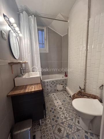 Palier d’enchère : 3 000 € | Vente prévue le 24 octobre

Une adresse recherchée, un appartement plein de charme et une vente interactive qui offre une nouvelle façon de se positionner sur ce bien.
Au cœur de la rue de Charonne, découvrez ce séduisant 3 pièces de 54 m² en rez-de-chaussée, qui ne laisse pas indifférent.

Son beau séjour, agrémenté d’un parquet ancien et d’une très belle hauteur sous plafond, offre immédiatement cette atmosphère élégante et authentique que l’on recherche dans un appartement parisien.
La petite cuisine ouverte, discrète et fonctionnelle, s’intègre naturellement à l’espace de vie.
L’appartement propose deux belles chambres, dont l’une bénéficie d’un accès direct à un joli patio entièrement intimiste. Un véritable petit écrin à l’abri des regards, qui apporte au bien une touche rare et particulièrement agréable.
Une salle de bains ainsi qu’un dégagement desservant les différents espaces complètent l’ensemble. Ce dernier offre par ailleurs un beau potentiel d’optimisation avec la création de rangements sur mesure.

 UNE VENTE INTERACTIVE POUR UN PROCESSUS DYNAMIQUE

Le bien est proposé en vente interactive, avec une mise à prix de 440 000 € et un palier d’enchère de 3 000 €.
Un mode de vente transparent, dynamique et encadré, qui permet aux acquéreurs intéressés de se positionner directement et de faire évoluer leur offre au cours du processus.
Une manière différente d’acquérir un appartement de caractère, avec une mise à prix clairement affichée dès le départ.

L’ESPRIT DU BIEN

Parquet ancien • Belle hauteur sous plafond • Beaux volumes • 2 chambres • Patio intimiste • Chambre donnant sur le patio • Potentiel de rangements • Rue de Charonne
Un appartement qui possède une véritable personnalité, mêlant le charme de l’ancien à une configuration intime et singulière.

Un petit bijou de caractère au cœur du 11e, à découvrir avant le 24 octobre.