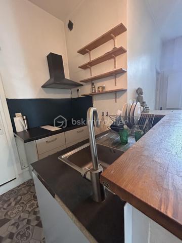 Palier d’enchère : 3 000 € | Vente prévue le 24 octobre

Une adresse recherchée, un appartement plein de charme et une vente interactive qui offre une nouvelle façon de se positionner sur ce bien.
Au cœur de la rue de Charonne, découvrez ce séduisant 3 pièces de 54 m² en rez-de-chaussée, qui ne laisse pas indifférent.

Son beau séjour, agrémenté d’un parquet ancien et d’une très belle hauteur sous plafond, offre immédiatement cette atmosphère élégante et authentique que l’on recherche dans un appartement parisien.
La petite cuisine ouverte, discrète et fonctionnelle, s’intègre naturellement à l’espace de vie.
L’appartement propose deux belles chambres, dont l’une bénéficie d’un accès direct à un joli patio entièrement intimiste. Un véritable petit écrin à l’abri des regards, qui apporte au bien une touche rare et particulièrement agréable.
Une salle de bains ainsi qu’un dégagement desservant les différents espaces complètent l’ensemble. Ce dernier offre par ailleurs un beau potentiel d’optimisation avec la création de rangements sur mesure.

 UNE VENTE INTERACTIVE POUR UN PROCESSUS DYNAMIQUE

Le bien est proposé en vente interactive, avec une mise à prix de 440 000 € et un palier d’enchère de 3 000 €.
Un mode de vente transparent, dynamique et encadré, qui permet aux acquéreurs intéressés de se positionner directement et de faire évoluer leur offre au cours du processus.
Une manière différente d’acquérir un appartement de caractère, avec une mise à prix clairement affichée dès le départ.

L’ESPRIT DU BIEN

Parquet ancien • Belle hauteur sous plafond • Beaux volumes • 2 chambres • Patio intimiste • Chambre donnant sur le patio • Potentiel de rangements • Rue de Charonne
Un appartement qui possède une véritable personnalité, mêlant le charme de l’ancien à une configuration intime et singulière.

Un petit bijou de caractère au cœur du 11e, à découvrir avant le 24 octobre.
