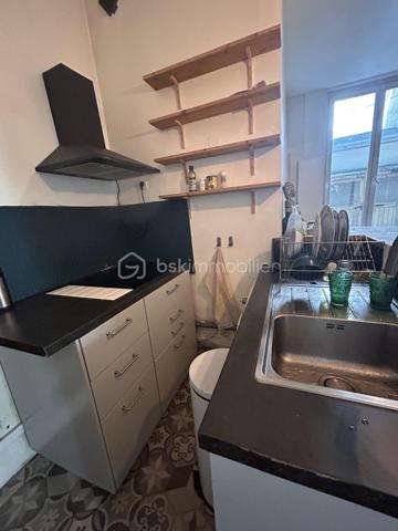 Palier d’enchère : 3 000 € | Vente prévue le 24 octobre

Une adresse recherchée, un appartement plein de charme et une vente interactive qui offre une nouvelle façon de se positionner sur ce bien.
Au cœur de la rue de Charonne, découvrez ce séduisant 3 pièces de 54 m² en rez-de-chaussée, qui ne laisse pas indifférent.

Son beau séjour, agrémenté d’un parquet ancien et d’une très belle hauteur sous plafond, offre immédiatement cette atmosphère élégante et authentique que l’on recherche dans un appartement parisien.
La petite cuisine ouverte, discrète et fonctionnelle, s’intègre naturellement à l’espace de vie.
L’appartement propose deux belles chambres, dont l’une bénéficie d’un accès direct à un joli patio entièrement intimiste. Un véritable petit écrin à l’abri des regards, qui apporte au bien une touche rare et particulièrement agréable.
Une salle de bains ainsi qu’un dégagement desservant les différents espaces complètent l’ensemble. Ce dernier offre par ailleurs un beau potentiel d’optimisation avec la création de rangements sur mesure.

 UNE VENTE INTERACTIVE POUR UN PROCESSUS DYNAMIQUE

Le bien est proposé en vente interactive, avec une mise à prix de 440 000 € et un palier d’enchère de 3 000 €.
Un mode de vente transparent, dynamique et encadré, qui permet aux acquéreurs intéressés de se positionner directement et de faire évoluer leur offre au cours du processus.
Une manière différente d’acquérir un appartement de caractère, avec une mise à prix clairement affichée dès le départ.

L’ESPRIT DU BIEN

Parquet ancien • Belle hauteur sous plafond • Beaux volumes • 2 chambres • Patio intimiste • Chambre donnant sur le patio • Potentiel de rangements • Rue de Charonne
Un appartement qui possède une véritable personnalité, mêlant le charme de l’ancien à une configuration intime et singulière.

Un petit bijou de caractère au cœur du 11e, à découvrir avant le 24 octobre.