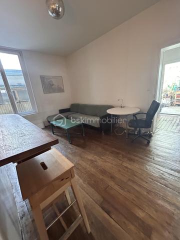 Palier d’enchère : 3 000 € | Vente prévue le 24 octobre

Une adresse recherchée, un appartement plein de charme et une vente interactive qui offre une nouvelle façon de se positionner sur ce bien.
Au cœur de la rue de Charonne, découvrez ce séduisant 3 pièces de 54 m² en rez-de-chaussée, qui ne laisse pas indifférent.

Son beau séjour, agrémenté d’un parquet ancien et d’une très belle hauteur sous plafond, offre immédiatement cette atmosphère élégante et authentique que l’on recherche dans un appartement parisien.
La petite cuisine ouverte, discrète et fonctionnelle, s’intègre naturellement à l’espace de vie.
L’appartement propose deux belles chambres, dont l’une bénéficie d’un accès direct à un joli patio entièrement intimiste. Un véritable petit écrin à l’abri des regards, qui apporte au bien une touche rare et particulièrement agréable.
Une salle de bains ainsi qu’un dégagement desservant les différents espaces complètent l’ensemble. Ce dernier offre par ailleurs un beau potentiel d’optimisation avec la création de rangements sur mesure.

 UNE VENTE INTERACTIVE POUR UN PROCESSUS DYNAMIQUE

Le bien est proposé en vente interactive, avec une mise à prix de 440 000 € et un palier d’enchère de 3 000 €.
Un mode de vente transparent, dynamique et encadré, qui permet aux acquéreurs intéressés de se positionner directement et de faire évoluer leur offre au cours du processus.
Une manière différente d’acquérir un appartement de caractère, avec une mise à prix clairement affichée dès le départ.

L’ESPRIT DU BIEN

Parquet ancien • Belle hauteur sous plafond • Beaux volumes • 2 chambres • Patio intimiste • Chambre donnant sur le patio • Potentiel de rangements • Rue de Charonne
Un appartement qui possède une véritable personnalité, mêlant le charme de l’ancien à une configuration intime et singulière.

Un petit bijou de caractère au cœur du 11e, à découvrir avant le 24 octobre.