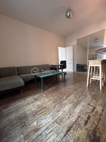 Palier d’enchère : 3 000 € | Vente prévue le 24 octobre

Une adresse recherchée, un appartement plein de charme et une vente interactive qui offre une nouvelle façon de se positionner sur ce bien.
Au cœur de la rue de Charonne, découvrez ce séduisant 3 pièces de 54 m² en rez-de-chaussée, qui ne laisse pas indifférent.

Son beau séjour, agrémenté d’un parquet ancien et d’une très belle hauteur sous plafond, offre immédiatement cette atmosphère élégante et authentique que l’on recherche dans un appartement parisien.
La petite cuisine ouverte, discrète et fonctionnelle, s’intègre naturellement à l’espace de vie.
L’appartement propose deux belles chambres, dont l’une bénéficie d’un accès direct à un joli patio entièrement intimiste. Un véritable petit écrin à l’abri des regards, qui apporte au bien une touche rare et particulièrement agréable.
Une salle de bains ainsi qu’un dégagement desservant les différents espaces complètent l’ensemble. Ce dernier offre par ailleurs un beau potentiel d’optimisation avec la création de rangements sur mesure.

 UNE VENTE INTERACTIVE POUR UN PROCESSUS DYNAMIQUE

Le bien est proposé en vente interactive, avec une mise à prix de 440 000 € et un palier d’enchère de 3 000 €.
Un mode de vente transparent, dynamique et encadré, qui permet aux acquéreurs intéressés de se positionner directement et de faire évoluer leur offre au cours du processus.
Une manière différente d’acquérir un appartement de caractère, avec une mise à prix clairement affichée dès le départ.

L’ESPRIT DU BIEN

Parquet ancien • Belle hauteur sous plafond • Beaux volumes • 2 chambres • Patio intimiste • Chambre donnant sur le patio • Potentiel de rangements • Rue de Charonne
Un appartement qui possède une véritable personnalité, mêlant le charme de l’ancien à une configuration intime et singulière.

Un petit bijou de caractère au cœur du 11e, à découvrir avant le 24 octobre.