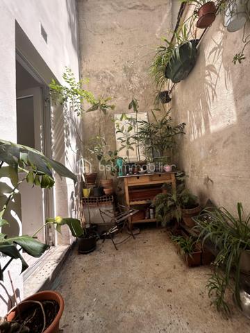 Palier d’enchère : 3 000 € | Vente prévue le 24 octobre

Une adresse recherchée, un appartement plein de charme et une vente interactive qui offre une nouvelle façon de se positionner sur ce bien.
Au cœur de la rue de Charonne, découvrez ce séduisant 3 pièces de 54 m² en rez-de-chaussée, qui ne laisse pas indifférent.

Son beau séjour, agrémenté d’un parquet ancien et d’une très belle hauteur sous plafond, offre immédiatement cette atmosphère élégante et authentique que l’on recherche dans un appartement parisien.
La petite cuisine ouverte, discrète et fonctionnelle, s’intègre naturellement à l’espace de vie.
L’appartement propose deux belles chambres, dont l’une bénéficie d’un accès direct à un joli patio entièrement intimiste. Un véritable petit écrin à l’abri des regards, qui apporte au bien une touche rare et particulièrement agréable.
Une salle de bains ainsi qu’un dégagement desservant les différents espaces complètent l’ensemble. Ce dernier offre par ailleurs un beau potentiel d’optimisation avec la création de rangements sur mesure.

 UNE VENTE INTERACTIVE POUR UN PROCESSUS DYNAMIQUE

Le bien est proposé en vente interactive, avec une mise à prix de 440 000 € et un palier d’enchère de 3 000 €.
Un mode de vente transparent, dynamique et encadré, qui permet aux acquéreurs intéressés de se positionner directement et de faire évoluer leur offre au cours du processus.
Une manière différente d’acquérir un appartement de caractère, avec une mise à prix clairement affichée dès le départ.

L’ESPRIT DU BIEN

Parquet ancien • Belle hauteur sous plafond • Beaux volumes • 2 chambres • Patio intimiste • Chambre donnant sur le patio • Potentiel de rangements • Rue de Charonne
Un appartement qui possède une véritable personnalité, mêlant le charme de l’ancien à une configuration intime et singulière.

Un petit bijou de caractère au cœur du 11e, à découvrir avant le 24 octobre.