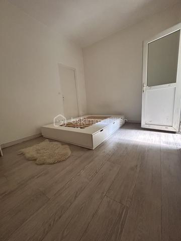 Palier d’enchère : 3 000 € | Vente prévue le 24 octobre

Une adresse recherchée, un appartement plein de charme et une vente interactive qui offre une nouvelle façon de se positionner sur ce bien.
Au cœur de la rue de Charonne, découvrez ce séduisant 3 pièces de 54 m² en rez-de-chaussée, qui ne laisse pas indifférent.

Son beau séjour, agrémenté d’un parquet ancien et d’une très belle hauteur sous plafond, offre immédiatement cette atmosphère élégante et authentique que l’on recherche dans un appartement parisien.
La petite cuisine ouverte, discrète et fonctionnelle, s’intègre naturellement à l’espace de vie.
L’appartement propose deux belles chambres, dont l’une bénéficie d’un accès direct à un joli patio entièrement intimiste. Un véritable petit écrin à l’abri des regards, qui apporte au bien une touche rare et particulièrement agréable.
Une salle de bains ainsi qu’un dégagement desservant les différents espaces complètent l’ensemble. Ce dernier offre par ailleurs un beau potentiel d’optimisation avec la création de rangements sur mesure.

 UNE VENTE INTERACTIVE POUR UN PROCESSUS DYNAMIQUE

Le bien est proposé en vente interactive, avec une mise à prix de 440 000 € et un palier d’enchère de 3 000 €.
Un mode de vente transparent, dynamique et encadré, qui permet aux acquéreurs intéressés de se positionner directement et de faire évoluer leur offre au cours du processus.
Une manière différente d’acquérir un appartement de caractère, avec une mise à prix clairement affichée dès le départ.

L’ESPRIT DU BIEN

Parquet ancien • Belle hauteur sous plafond • Beaux volumes • 2 chambres • Patio intimiste • Chambre donnant sur le patio • Potentiel de rangements • Rue de Charonne
Un appartement qui possède une véritable personnalité, mêlant le charme de l’ancien à une configuration intime et singulière.

Un petit bijou de caractère au cœur du 11e, à découvrir avant le 24 octobre.