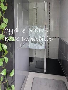 Maison Individuelle 155 m2 au sol – Extrêmement Lumineuse - Décoration Soignée - Jardin Arboré & Sécurisé - Gare, écoles, collège et lycée accessibles à pied.

Ne cherchez plus ! Imaginez votre nouvelle vie de famille dans cette magnifique maison individuelle sans aucun vis-à-vis, où l'espace et le confort ont été pensés pour le bonheur des petits et des grands. Implantée sur terrain de 580 m2 et posée sur un sous-sol total entièrement aménagé et chauffé, elle n'attend plus que vos valises. 

Les points forts pour votre vie de famille :
•	Le paradis des enfants (et des parents) : Une GRANDE VERANDA moderne et climatisée de 19 m² ouvre sur un MAGNIFIQUE JARDIN arboré, où les enfants pourront jouer en toute sécurité. Un abri de jardin et un espace barbecue complètent ce jardin idyllique.
•	La gare SNCF est accessible à pied. Idéal pour concilier facilement vie professionnelle et vie de famille !
•	Confort & Sécurité au top : Volets roulants motorisés, double vitrage de qualité, chaudière à condensation récente (économies d'énergie !) et un portail motorisé avec places de parking sécurisées dans la propriété.

Une configuration parfaite  :
Au rez-de-jardin (L'espace convivialité & ados/invités) :
•	Une superbe véranda de 19 m² ouvrant sur une belle terrasse pour les barbecues du dimanche.
•	Une chambre de 11 m², une cuisine d’été pratique pour les déjeuners dehors, un WC et un grand garage AMENAGEABLE en pièce de vie. 

Au 1er étage (Le cœur de la maison) :
•	Un salon-séjour lumineux de 29 m² à la décoration soignée et tendance, parfait pour vos soirées en famille.
•	Une cuisine équipée et aménagée pour concocter de bons petits plats.
•	Une grande chambre avec placard
•	Une superbe salle d'eau
•	Un WC séparé

Au 2e étage (Le cocon des enfants) :
•	2 chambres confortables et lumineuses dotées de nombreux rangements pour les jouets et les vêtements.

Le coup de cœur est garanti ! Une visite s’impose pour découvrir votre futur chez-vous. 

Je suis disponible 7j/7, contactez-moi dès maintenant pour organiser une visite.