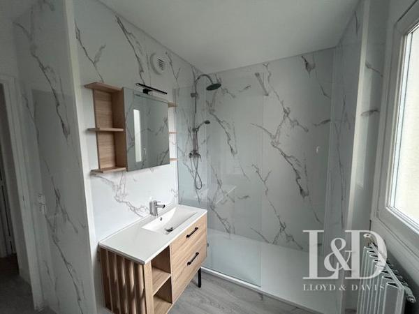 ENTIEREMENT RENOVE ET TRES LUMINEUX AVEC BALCON