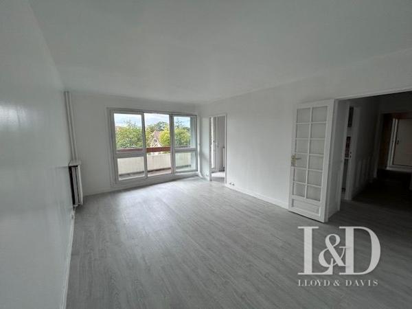 ENTIEREMENT RENOVE ET TRES LUMINEUX AVEC BALCON