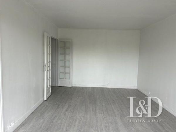 ENTIEREMENT RENOVE ET TRES LUMINEUX AVEC BALCON