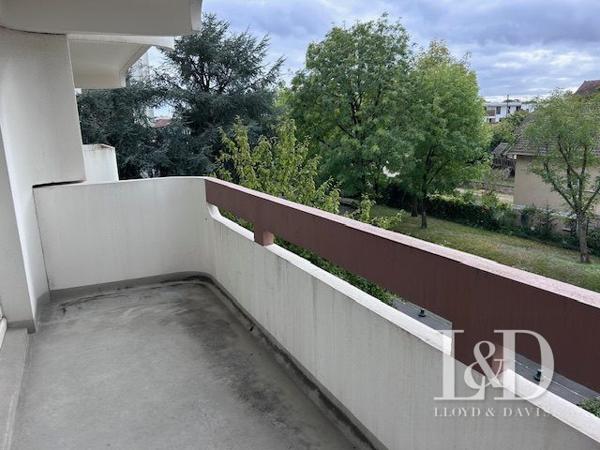 ENTIEREMENT RENOVE ET TRES LUMINEUX AVEC BALCON