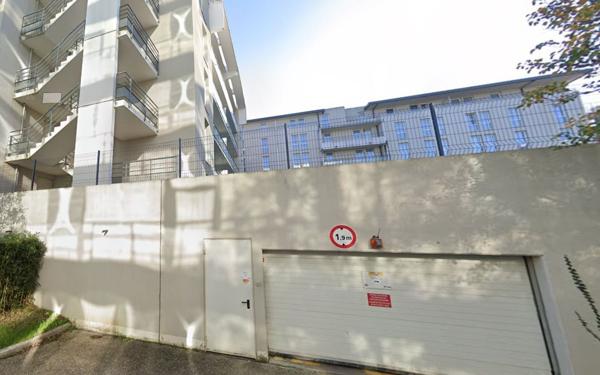 Stationnement à louer
