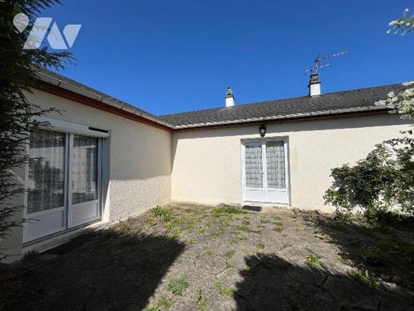 Une maison de plain-pied située sur la commune de BERNAY d'environ 102 m² couverte en ardoises ...