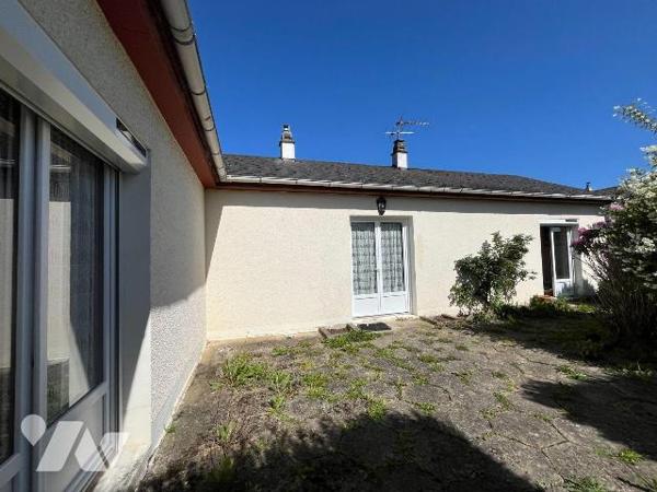 Une maison de plain-pied située sur la commune de BERNAY d'environ 102 m² couverte en ardoises ...