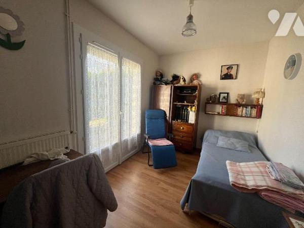 Une maison de plain-pied située sur la commune de BERNAY d'environ 102 m² couverte en ardoises ...