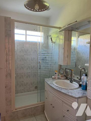 Une maison de plain-pied située sur la commune de BERNAY d'environ 102 m² couverte en ardoises ...