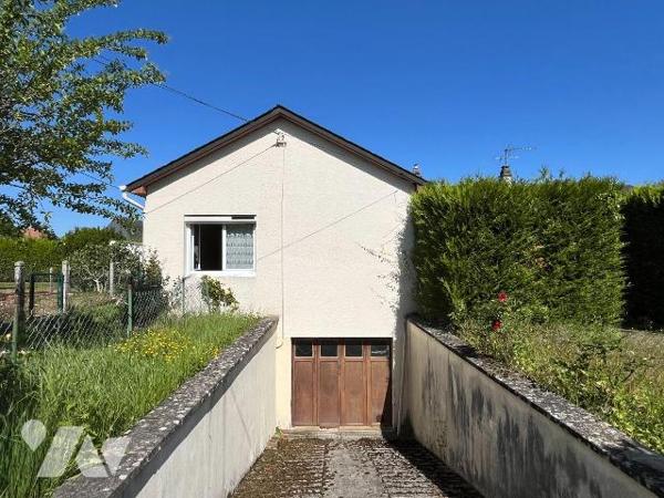 Une maison de plain-pied située sur la commune de BERNAY d'environ 102 m² couverte en ardoises ...