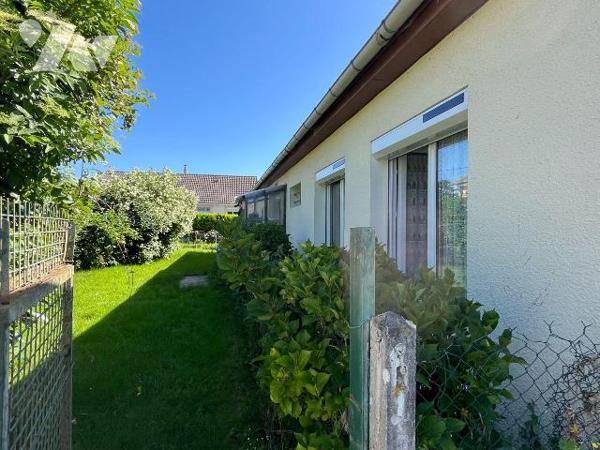 Une maison de plain-pied située sur la commune de BERNAY d'environ 102 m² couverte en ardoises ...