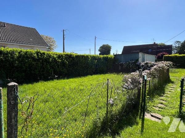 Une maison de plain-pied située sur la commune de BERNAY d'environ 102 m² couverte en ardoises ...