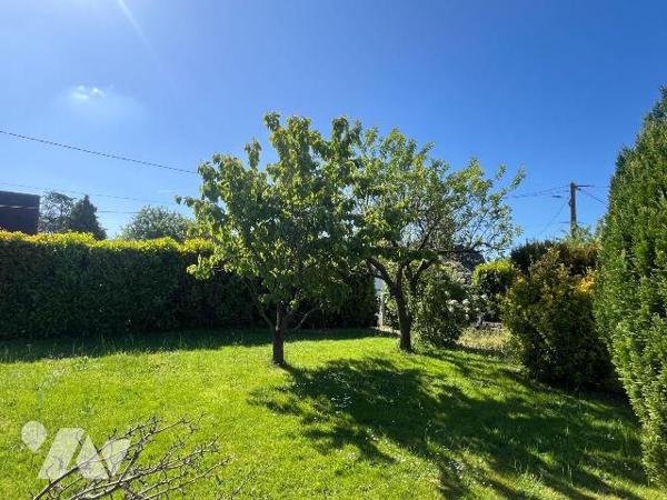 Une maison de plain-pied située sur la commune de BERNAY d'environ 102 m² couverte en ardoises ...