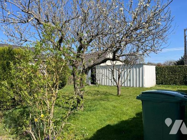 Une maison de plain-pied située sur la commune de BERNAY d'environ 102 m² couverte en ardoises ...